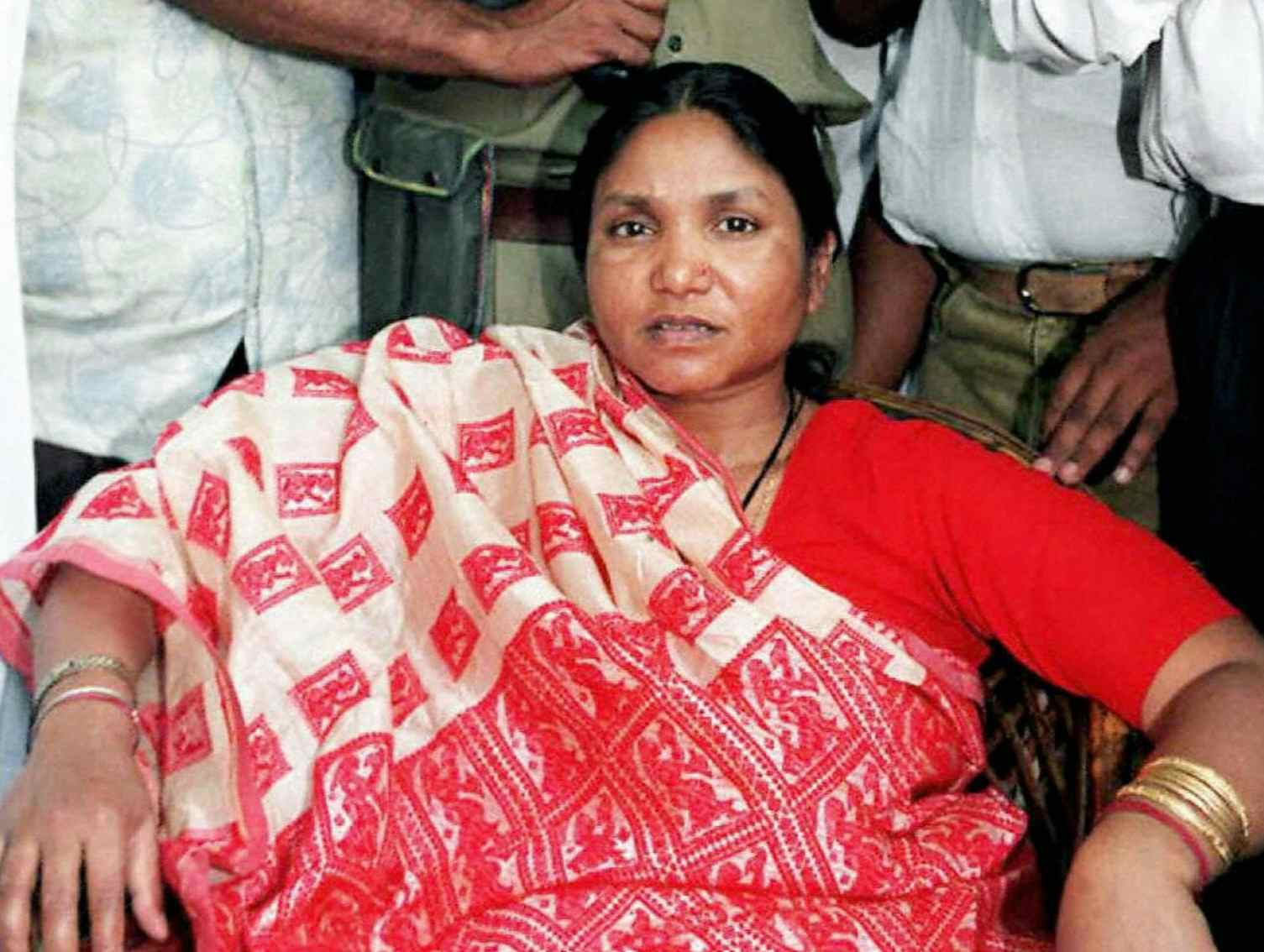 MIRZAPUR, INDIA, 24 April 1996, Phoolan Devi, backed by a bodyguard and supporters, stops during her political campaign to be photographed. (RAVEENDRAN/AFP via Getty Images)